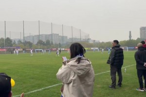 這歌聲打幾分！？現(xiàn)場(chǎng)實(shí)拍：天津女球迷場(chǎng)邊唱歌助威老甲A！