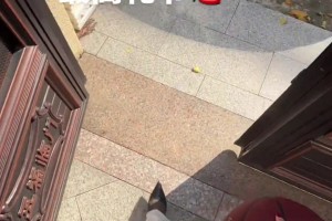 ??能單手抓球的女人很少見喲！