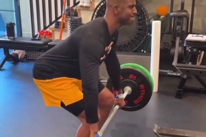 在家陪兒子訓(xùn)練的保羅！自律的人真的帥??