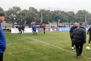 湖北隊賽前熱身！蔡晟在場邊旁觀，現(xiàn)場氣氛十分輕松~