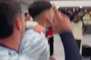 更衣室嗨瘋啦~塞爾塔在伯納烏主場(chǎng)0-2擊敗皇馬后全員陷入慶祝