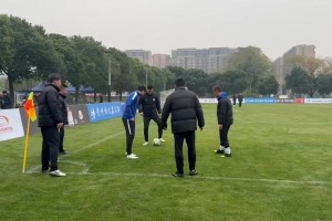 湖北隊賽前熱身互相傳接球，積極準(zhǔn)備迎戰(zhàn)上海老克勒！