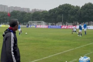 奚志康指揮時不忘奚落對方球員“騙”犯規(guī)：唉啥？你一個人踢球啊