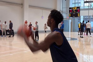 明年狀元大熱門??AJ·迪班薩這跳投動作，穩(wěn)定但好像慢了點(diǎn)？