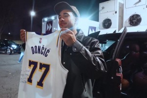 樂得合不攏嘴??魔仙哥賽后得到東契奇親簽球衣！向朋友瘋狂炫耀