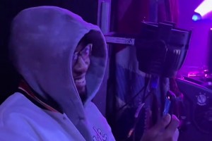 米切爾去看演唱會(huì)被粉絲抓到 ??