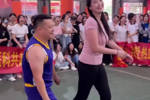 大哥，你防肘姐是真防??！幸虧長得壯，肘姐頂不動！??