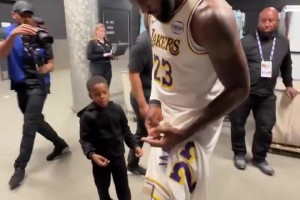 詹姆斯末節(jié)砍12分再現(xiàn)關(guān)鍵先生！太酷啦??