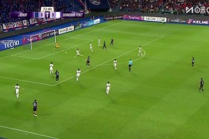 太險(xiǎn)了！張琳芃失誤柔佛打門(mén)中柱，反彈陳威頭上滑門(mén)而過(guò)