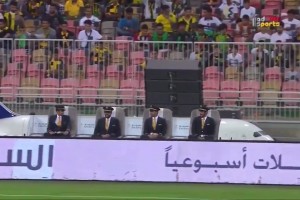 獵奇！在球場(chǎng)邊坐飛機(jī)你見(jiàn)過(guò)嗎??