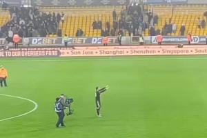 有情有義！庫尼亞在比賽結(jié)束后，向狼隊球迷揮手致意