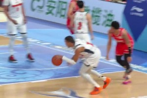 “18歲的王洪澤有點(diǎn)年輕杜指導(dǎo)的感覺(jué)了”??