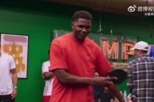 愛(ài)德華茲打乒乓球是種什么體驗(yàn)？對(duì)面的妹子是美國(guó)華裔球員張安