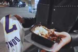 開心了！麥凱恩曬東契奇所贈親穿球衣：還是三雙之戰(zhàn)的汗水味！