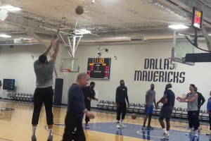 安東尼·戴維斯在獨(dú)行俠隊(duì)的訓(xùn)練中投籃練習(xí)??