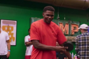 ??傳下去，森林狼球星愛(ài)德華茲被劈扣、騎扣、各種扣~