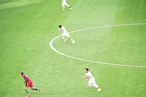 開(kāi)車(chē)都是外腳背！名場(chǎng)面：C羅瞬間調(diào)整，助攻夸雷斯馬輕松破門(mén)！